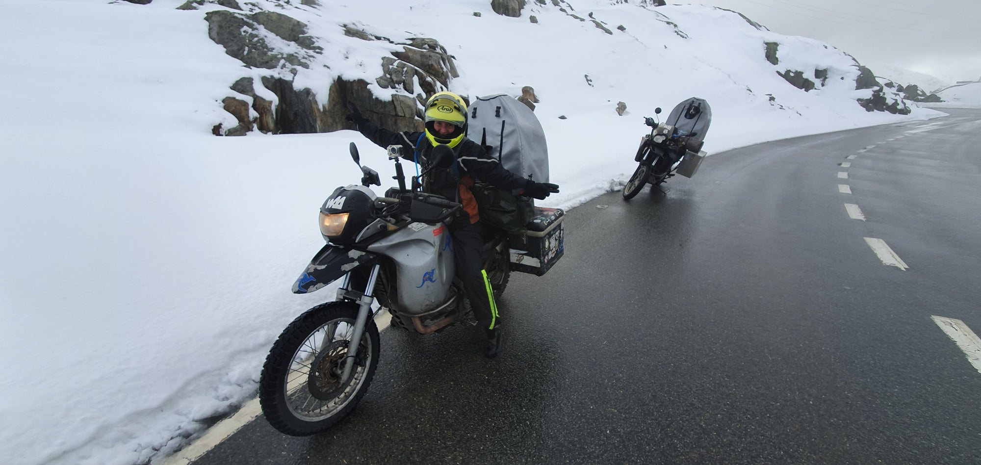 Early October The Pack Track managed to cross one of the few passes still open in Switzerland, the Grimsel Pass at 2164m. It was freezing cold with poor visibility. Weeti and Shadow were wrapped up nice and warm in their Pillion Pooch's.